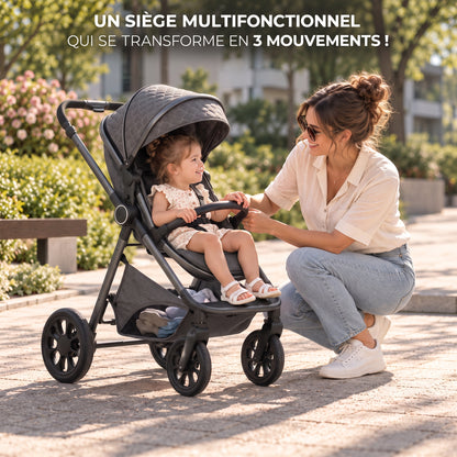 Poussette 3 en 1 Essentielle en gris foncé en mode assise, enfant assis face à sa maman accroupie dans un parc