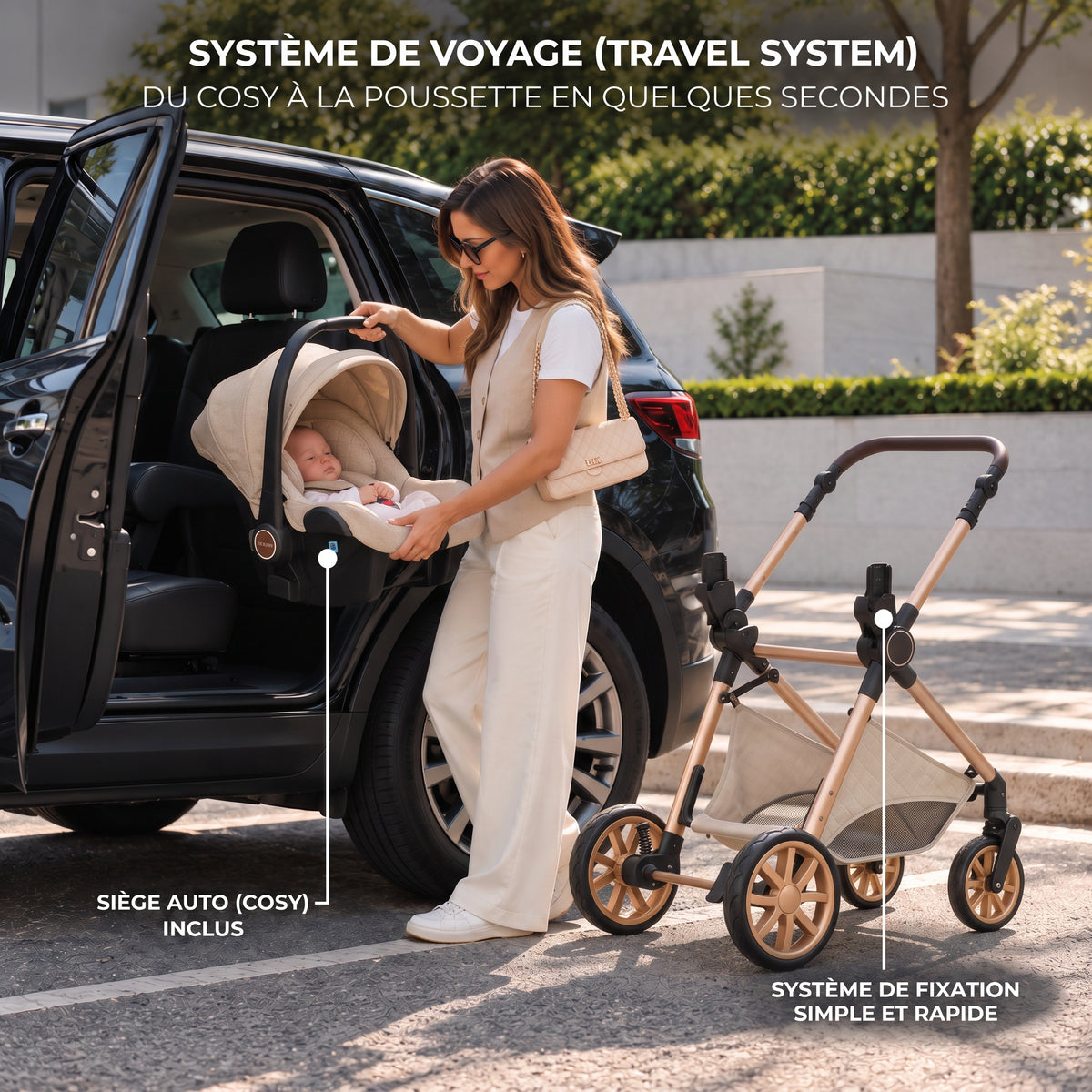 Maman installant le cosy crème de la poussette 3 en 1 Couture dans une voiture, châssis doré à côté