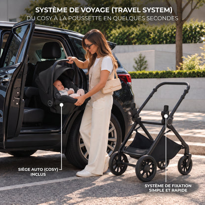 Maman installant le cosy noir de la poussette 3 en 1 Signature dans une voiture, châssis noir à côté