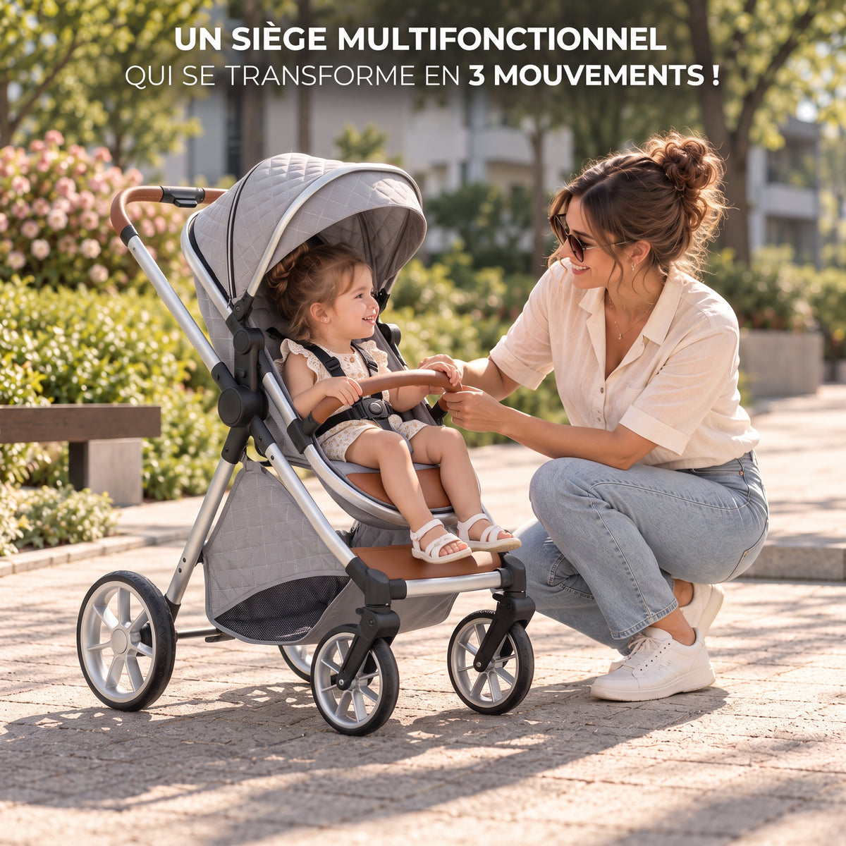 Poussette 3 en 1 Épure Brume gris clair en mode assise, enfant assis face à sa maman accroupie dans un parc