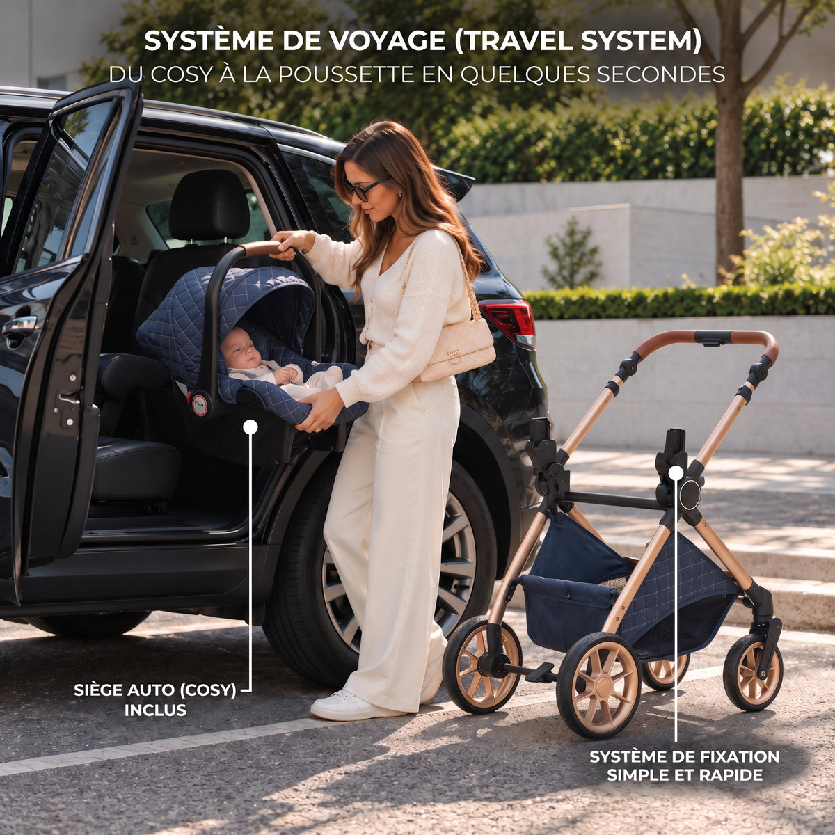 Maman installant le cosy bleu marine de la poussette 3 en 1 Épure dans une voiture, châssis doré à côté