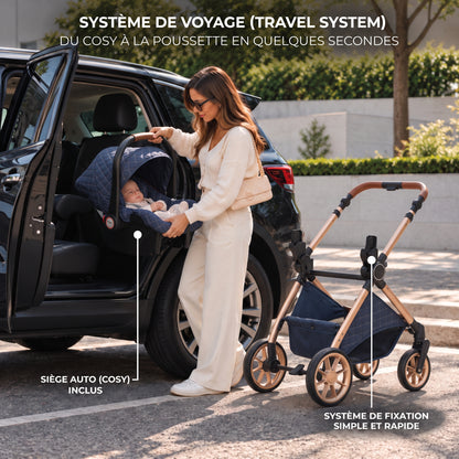 Maman installant le cosy bleu marine de la poussette 3 en 1 Épure dans une voiture, châssis doré à côté