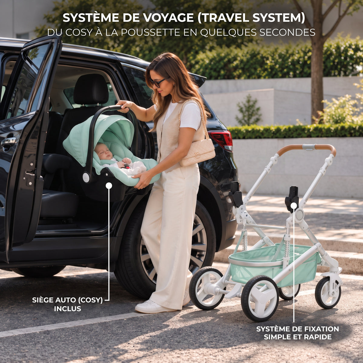 Maman installant le cosy vert d'eau de la poussette 3 en 1 Essentielle Amande dans une voiture, châssis blanc à côté