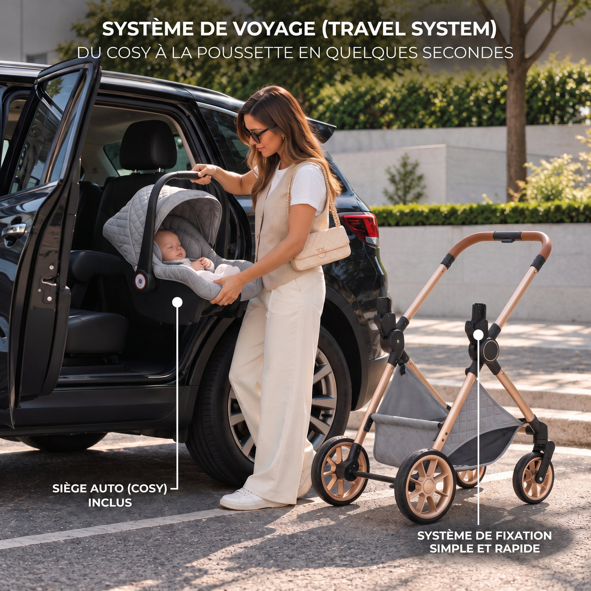 Maman installant le cosy gris clair de la poussette 3 en 1 Essentielle Granit dans une voiture, châssis doré à côté