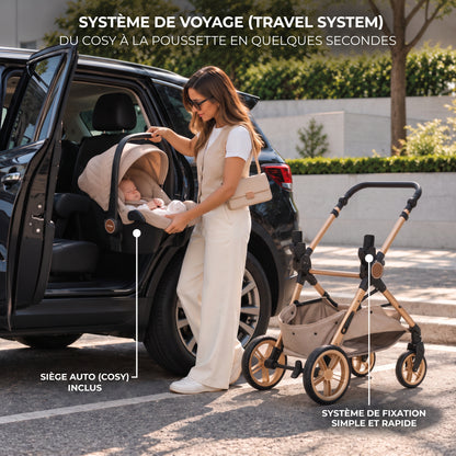 Maman installant le cosy beige de la poussette 3 en 1 Essentielle Kaki dans une voiture, châssis doré à côté