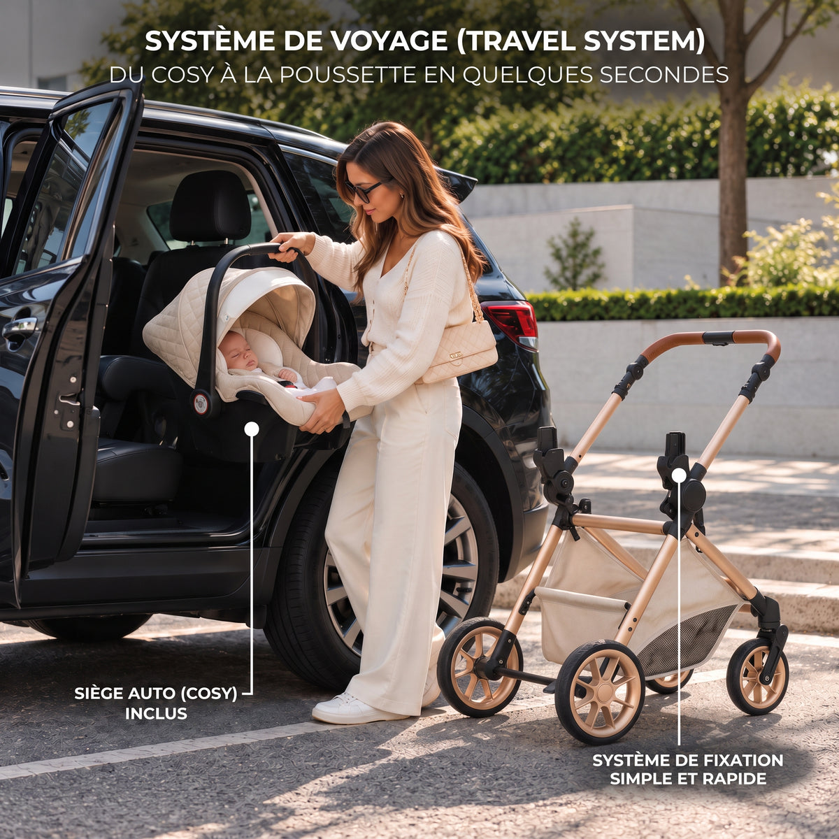 Maman installant le cosy ivoire de la poussette 3 en 1 Essentielle Ivoire dans une voiture, châssis doré à côté