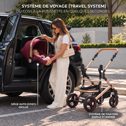 Maman installant le cosy rouge bordeaux de la poussette 3 en 1 Essentielle Corail dans une voiture, châssis doré à côté
