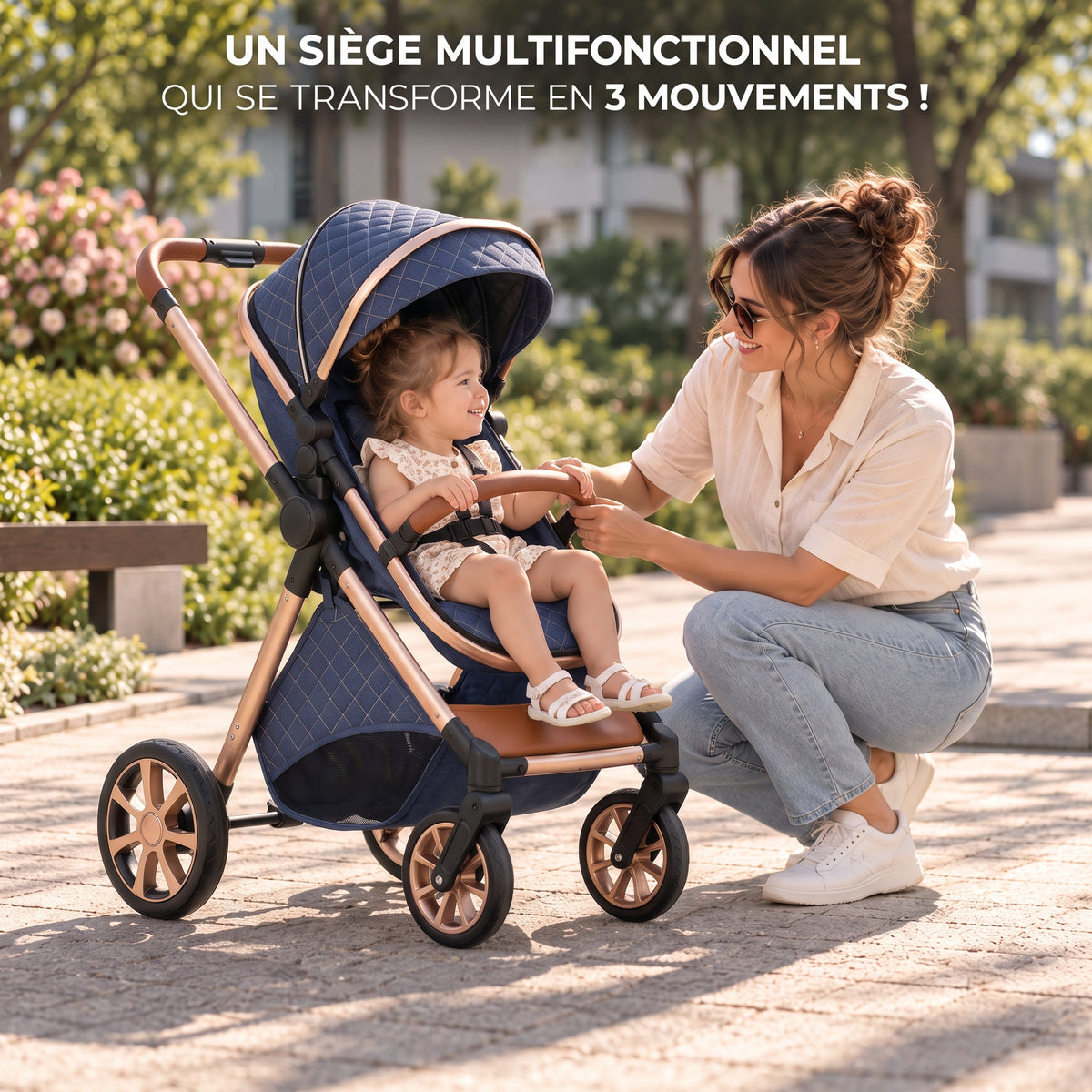Poussette 3 en 1 Essentielle Azur bleue en mode assise, enfant assis face à sa maman accroupie dans un parc