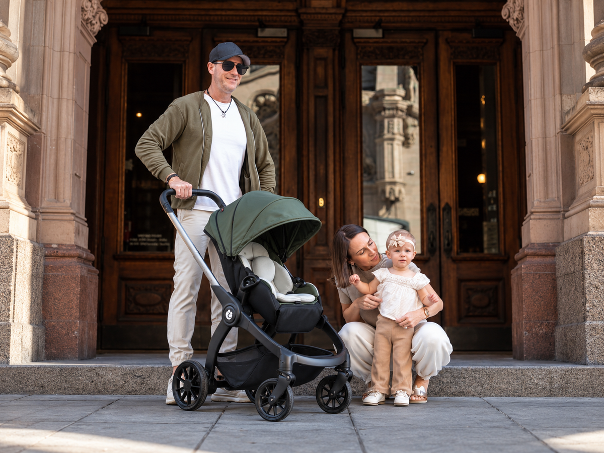 Parents préparant un départ en week-end avec leur poussette 4 en 1 Grand Voyage noire