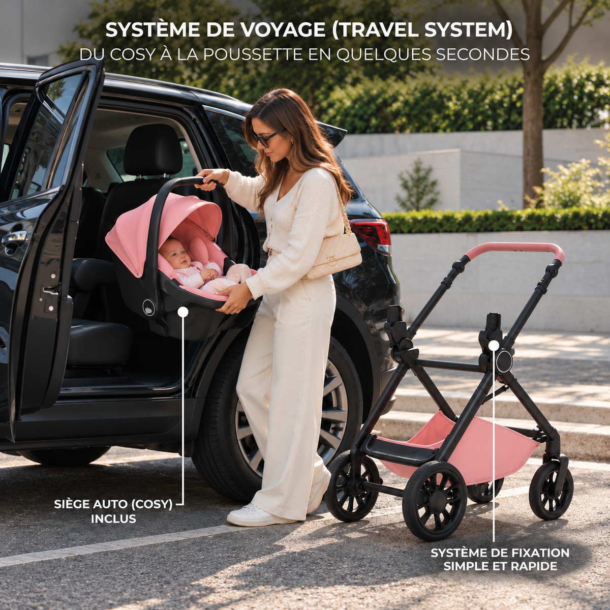 Maman installant le cosy rose de la poussette 3 en 1 Signature Louise dans une voiture, châssis noir à côté