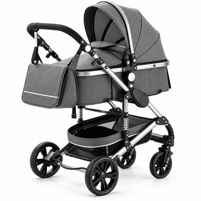 Poussette 3-en-1 Essentielle Anthracite en coloris gris, nacelle montée sur châssis chromé, vue de trois quarts sur fond blanc