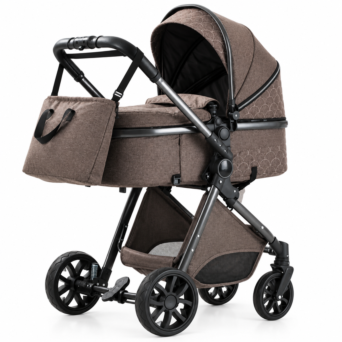 Poussette 3 en 1 Essentielle Noisette marron chocolat, nacelle montée sur châssis noir, vue de trois quarts sur fond blanc