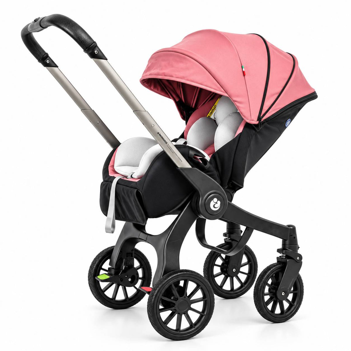 Poussette 4 en 1 Grand Voyage Alizé rose : siège auto cosy sur ses roues intégrées, poignée relevée, vue de trois quarts