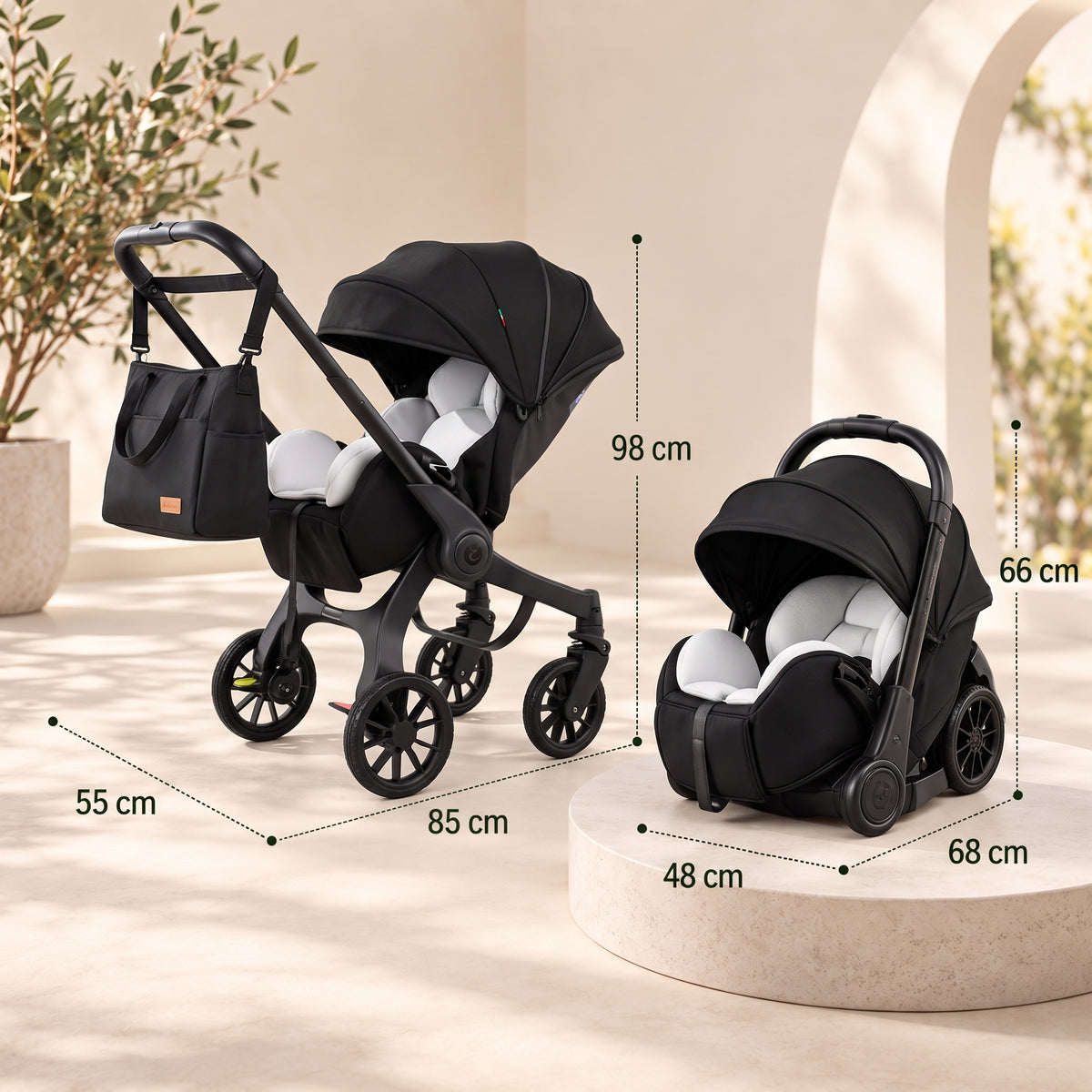 Dimensions de la poussette 4 en 1 Grand Voyage noire : 98 cm de haut, 85 cm de long, 55 cm de large, cosy 66 x 68 x 48 cm