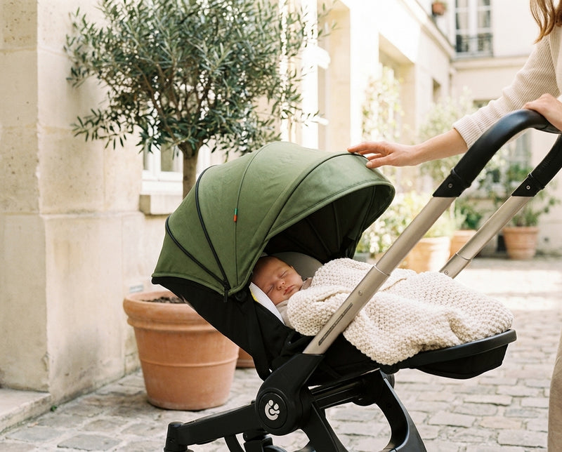 Nouveau-né en position allongée dans la poussette 4 en 1 Grand Voyage Horizon kaki